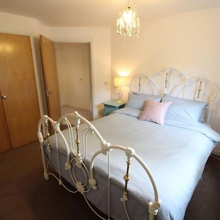 3 Bedroom Flat 10 Mins Walk To Bay And City Center Free Parking Cardiff Extérieur photo