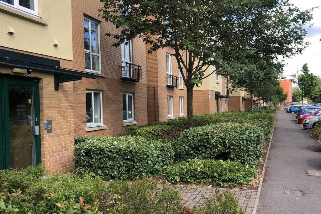 3 Bedroom Flat 10 Mins Walk To Bay And City Center Free Parking Cardiff Extérieur photo